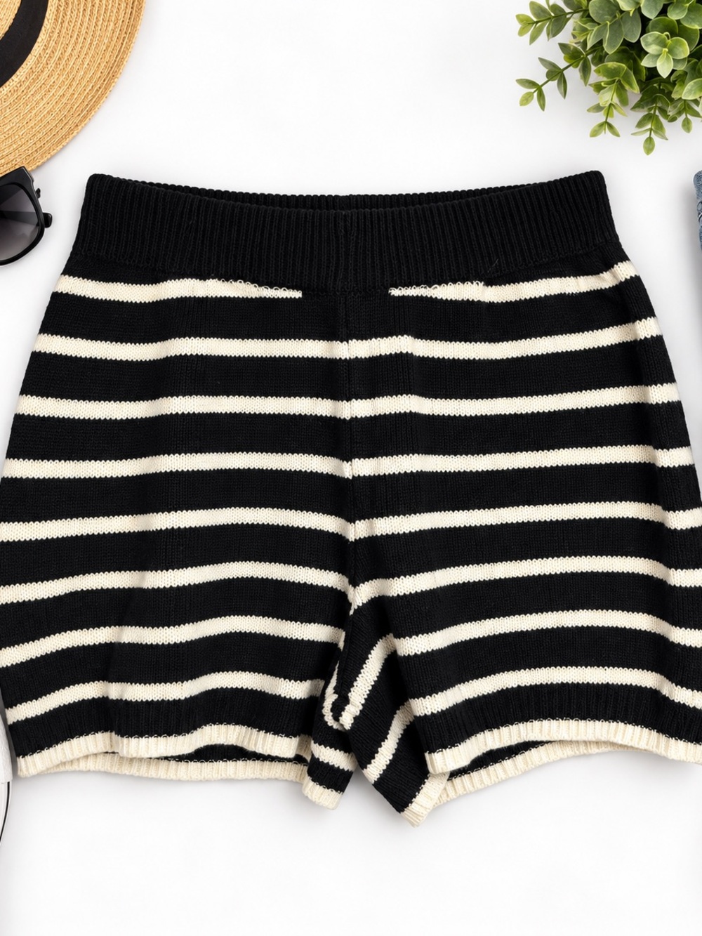 Double Zero Women’s Large Black Cream Striped Knit Sweater Shorts Coastal